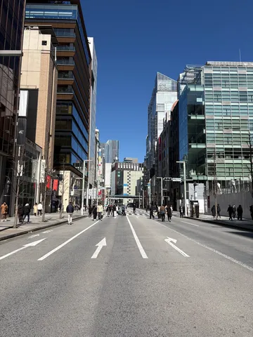 都会の交差点を映す、青空のキャンバス