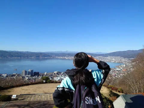 湖を見渡す午後の展望
