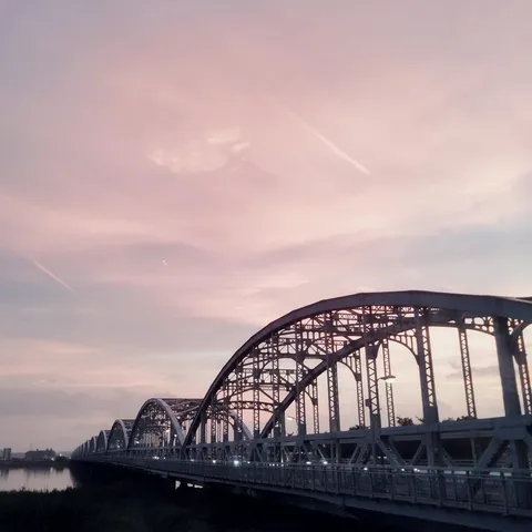 夕暮れのアーチ橋、時の流れ