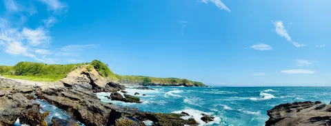 青と緑の海岸線風景
