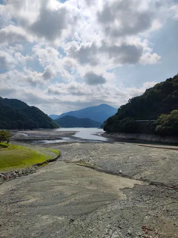 静かな流れと山影