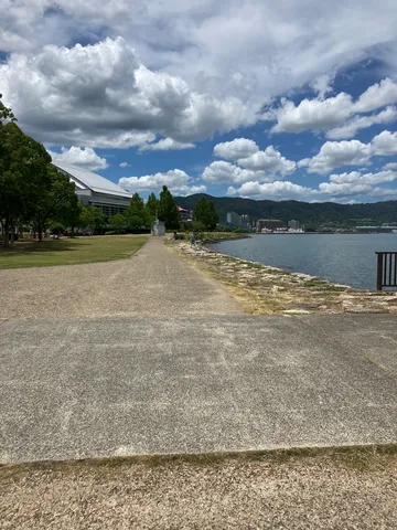 青空と雲、水辺の風景