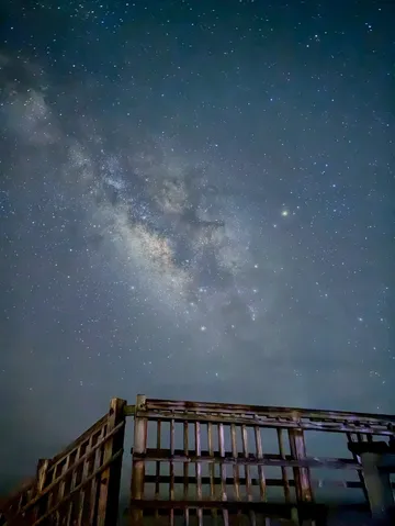 星降る夜、古びた柵の向こう側