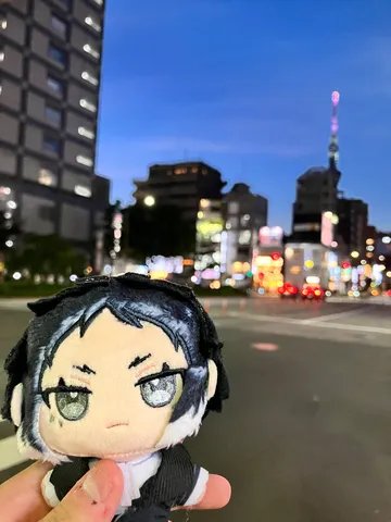夜の街に浮かぶ小さな視線