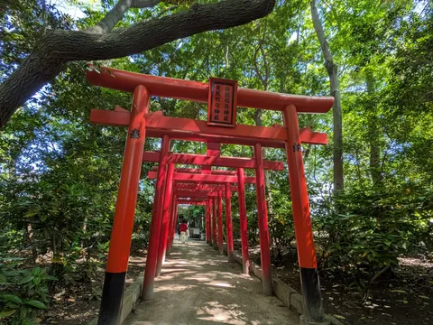 吸い込まれる朱色の回廊