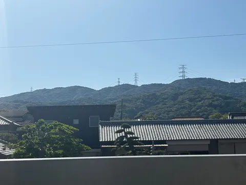 山と空と電線の静景