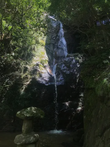 静寂に包まれた滝と苔むす灯籠