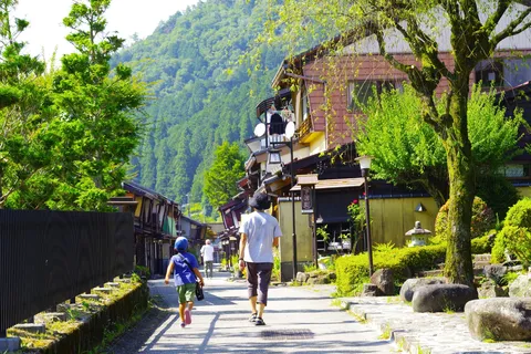 日本の山里、夏の足音