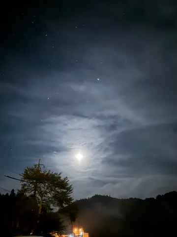 雲間から覗く月明かり