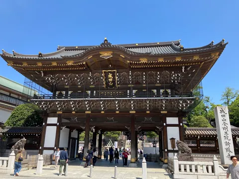 青空に映える古刹の門