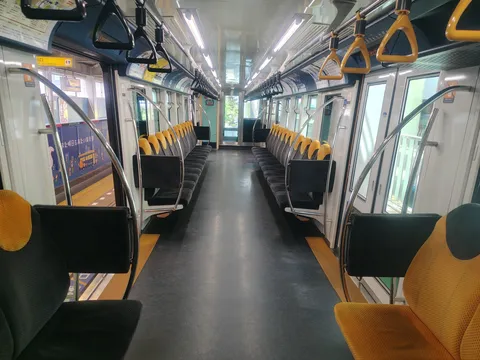 静寂の車内、旅の始まり