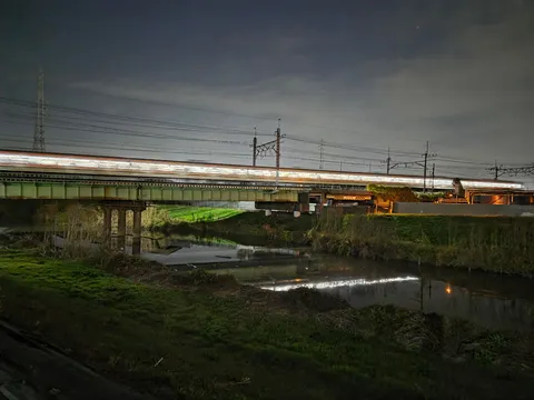 夜を疾走る光の帯