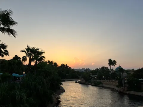 夕暮れを運ぶ水路