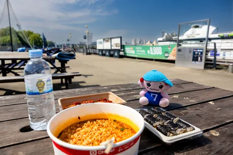 ラーメンと海苔巻き、ピクニック日和