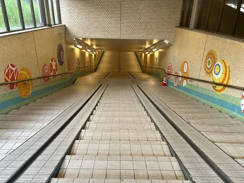 レトロポップな地下通路の芸術
