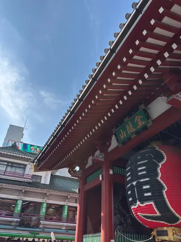 赤提灯と寺院のコントラスト