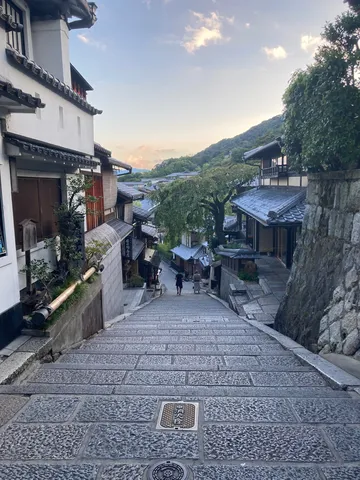石畳の坂道、古都の風情