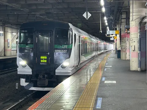 地下ホームを走る未来列車