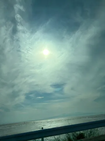 水面を照らす光の広がり
