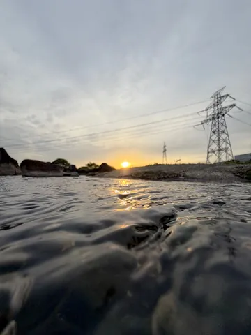 静寂の水面、夕陽の残照