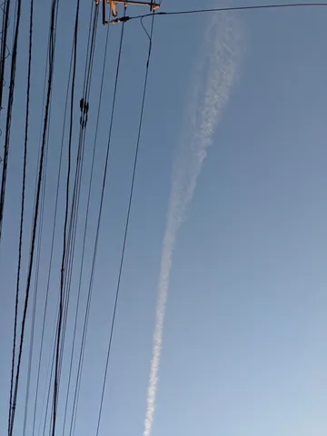 青空に交差する線たち
