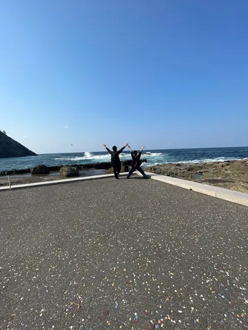 海風に揺れる二人