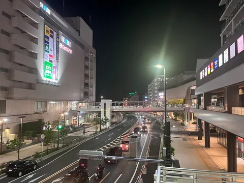夜の街を駆ける車