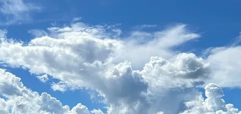 雲の綿菓子と青い空
