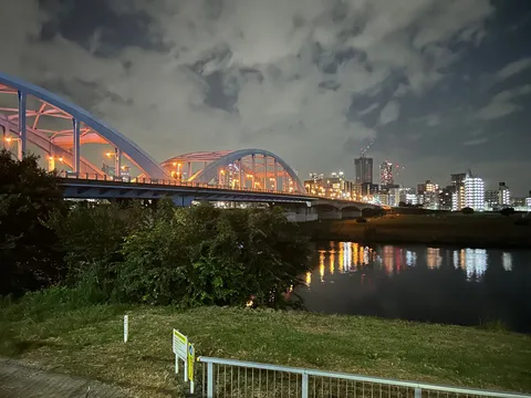 夜の橋と水面の光景