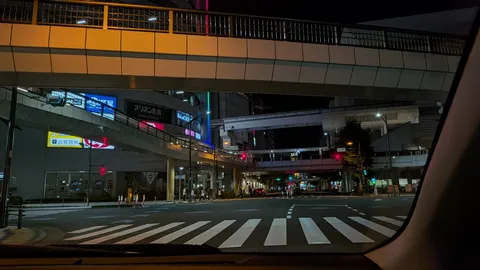 都会の交差点、光と影の夜景