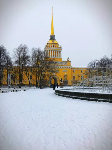 雪景に映える金色の塔