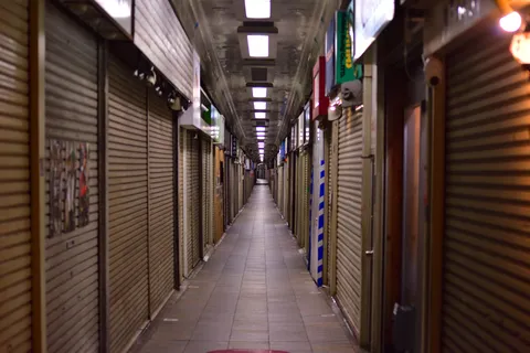 シャッター街の静寂