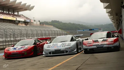 未来への疾走！レースカーたちの雄姿