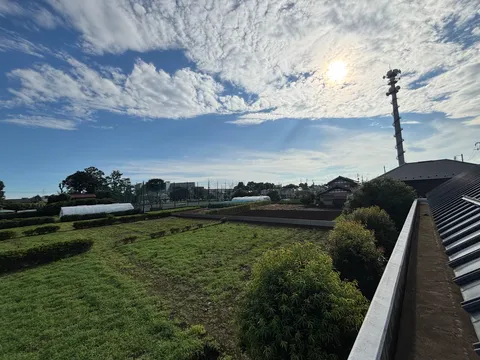 雲間から差し込む陽光と静かな風景