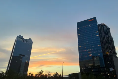 都会の夕景、ガラスの輝き