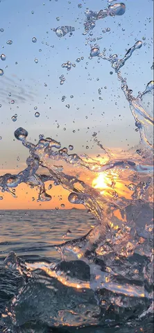 水しぶきと夕陽の競演