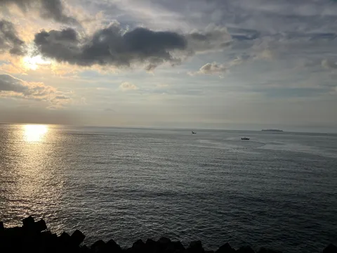 夕暮れの海に浮かぶ船