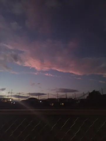 夕暮れのピンク雲と静かな街