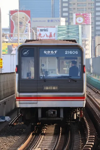 まっすぐこちらへ、都市の列車