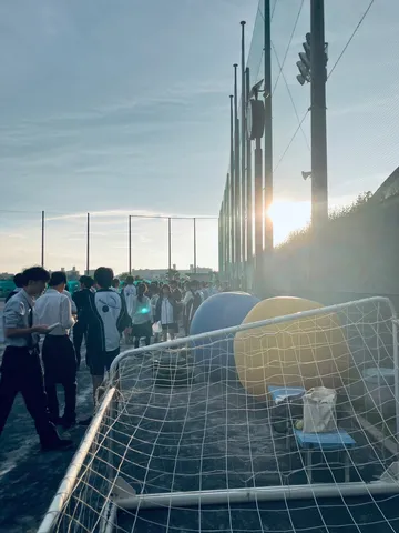 夕暮れのグラウンド、青春のひととき