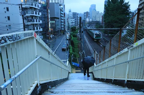 雨の階段と都市線路