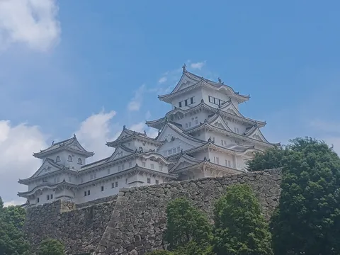 石垣の上にそびえる白鷺城