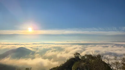雲海と朝日が織る静寂