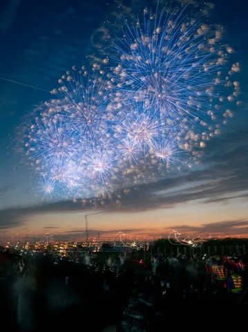 夜空を埋め尽くす光の祝祭