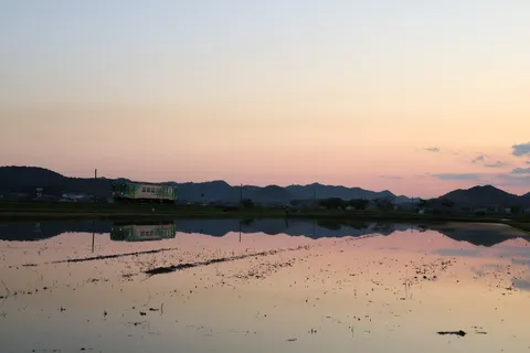 夕暮れに映る、旅する列車