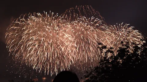 夜空を彩る華やかな花火の饗宴