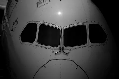 機体の瞳が語る夜の窓
