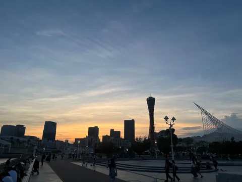 夕暮れの港、光と影のコントラスト