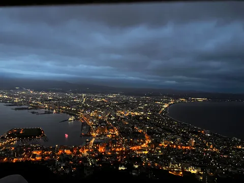 夜景と海の境界線