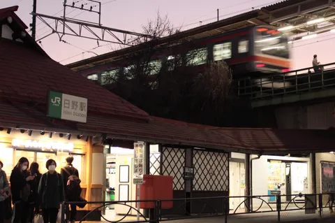 暮れゆく日野駅と、急ぐ電車